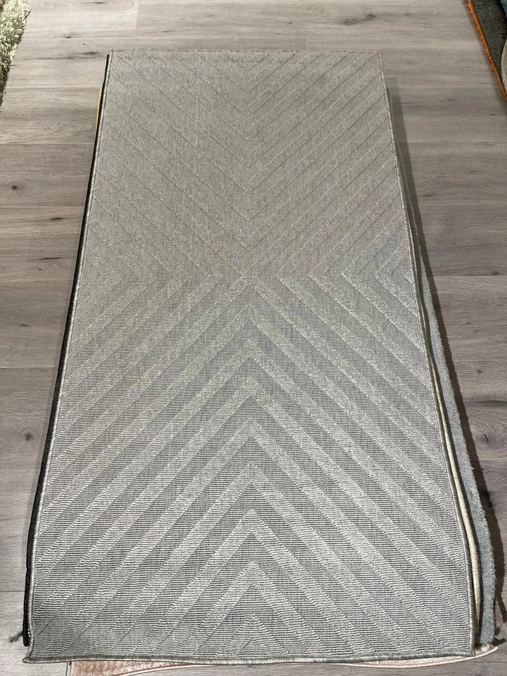 Durable Indoor/Outdoor Arrow Design Rug 80x150cm | Light Grey
