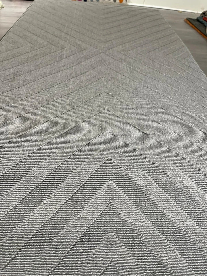 Durable Indoor/Outdoor Arrow Design Rug 80x150cm | Light Grey