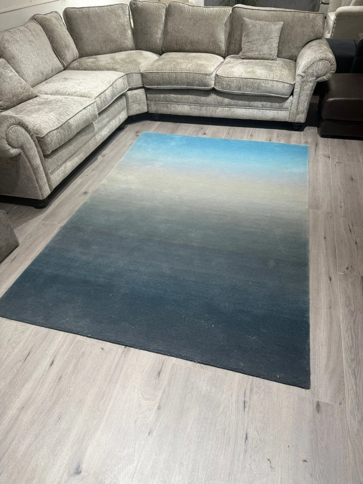 Luxurious Hand Tufted Ombre Blue Rug 160x230cm, For Bedroom & Living Room